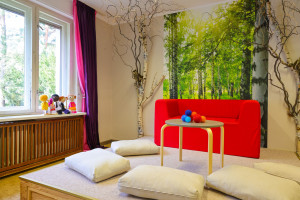 Ruheecke mit roter Couch in der Kita Frohnatur