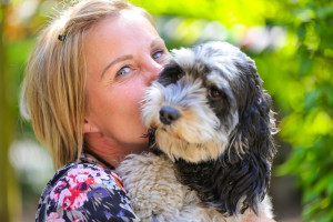 Frau und Hund in der Kita Frohnatur