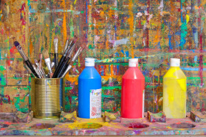 Farben und Pinsel in der Kita Frohnatur