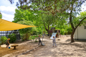 Kinder spielen im Spielplatz