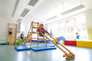 Sportraum mit Klettergerüst in der Kita Hennigsdorfer Straße