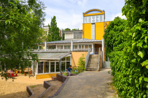 Außenbereich mit Sandkasten der Kita Homburger Straße