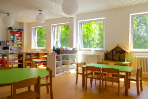 Basteltische und Regale im Raum der Kita Hoppetosse