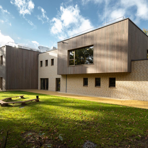 Garten und Eingangsbereich der Kita im Grünen