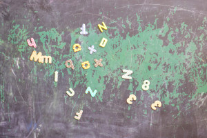 Buchstaben und Zahlen liegen bunt verteilt