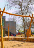 Kita Nordwest: Kita Libelle Spielplatz mit Schaukel und großem Sandkasten