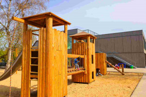 Kita Nordwest: Kita Libelle Spielplatz mit großem Holzklettergerüst