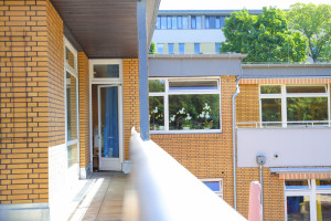 Balkon und Blick auf das Gebäude der Kita Lietzenburg