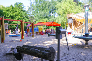 Sandspielplatz mit Wasseranlage und Spielgeräten