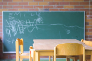Eine Tafel hängt an der Wand, davor steht ein Tisch in der Kita Lünette