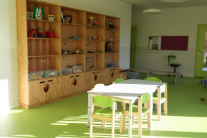 Gruppenraum der Kita Märkolino mit grünen kleine Stühlen