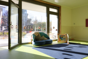 Lichtdurchfluteter Eingang mit Couch Kita Märkolino