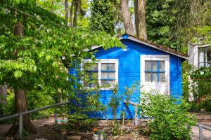 Außenanlage mit Gartenhaus in der Kita Maximiliankorso