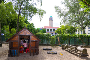 Spielhaus im Sand in der Kita Märkolino