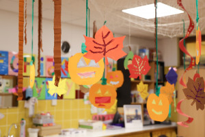 Gebastelte Herbstdeko hängt von der Decke der Kita Nordhauser Straße