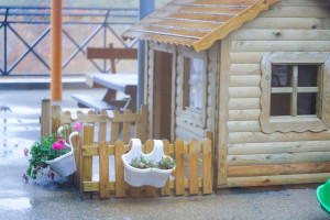 Holzhaus zum Spielen für Kinder in der Kita Nordhauser Straße