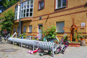 Fahrradständer vor der Kita Oranienburger Tor