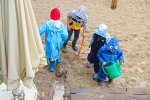 Kinder spielen mit Gießkanne im Sandkasten der Kita Remscheider Straße