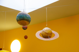 Gebastelte Planeten hängen an der Decke der Kita Remscheider Straße