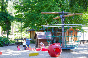 Kinder spielen auf dem Sandspielplatz der Kita Richard-Wagner-Straße