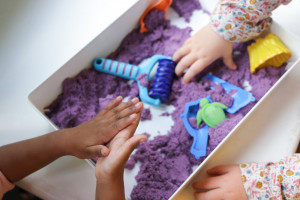 Zwei Kinder kneten in der Kita Schlüterstraße