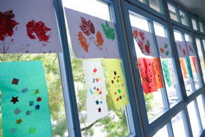Gebastelte Herbstdeko an der Fensterfront der Kita Schlüterstraße