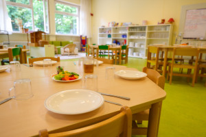 Teller und essen für die Kinder der Kita Seeburger Weg