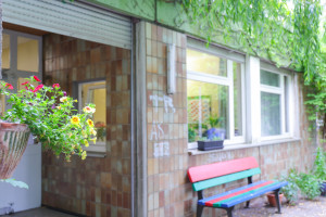 Bank vor dem Gebäude der Kita Seeburger Weg