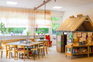 Gruppenraum mit begehbarem Haus in der Kita Seeburger Weg