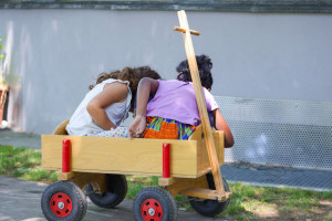 Kinder der Kita Siegburger Straße sitzen im Bollerwagen
