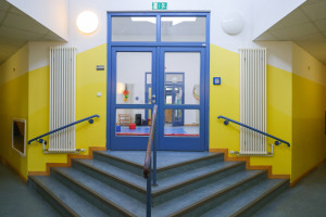 Treppenaufgang und Eingang der Kita Tausendfühler