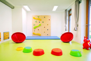 Turnraum mit bunten Balance-Steinen in der Kita Tornower Weg