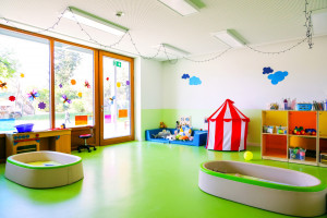 Spielzimmer mit grünem Boden und Lichterkette