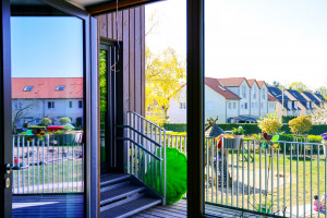 Offene Balkontüre mit Blick auf den Innenhof der Kita Tornower Weg