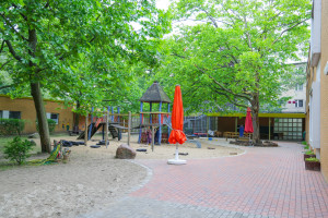 Grüner Innenhof der Kita Villa Purzelbaum