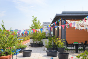 Sonne und Girlanden auf der Dachterrasse der Kita Walter-Benjamin-Platz