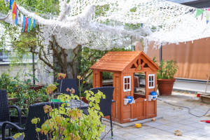Begehbare Hütte zum Spielen auf der Dachterrasse der Kita Walter-Benjamin-Platz