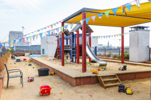 Der Spielplatz mit Sandkasten und Rutsche auf der Dachterrasse der Kita Walter-Benjamin-Platz