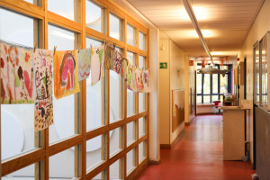 Flur mit Kunstwerken der Kinder in der Kita Warburgzeile