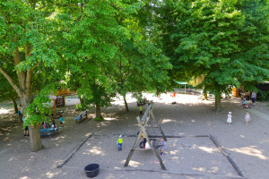 Grüner Innenhof der Kita Wassergeister