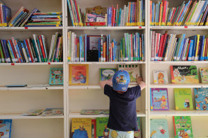 Frühkindliche Bildung und Erziehung: Kind vor Bücherregal