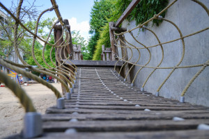 Hängebrücke auf dem Spielplatz der Kita Wiesenweg