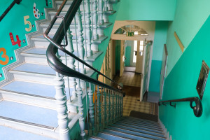 Grünes altes Treppenhaus der Kita Wilhelmsaue