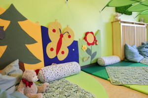 Schlaf- und Ruheraum der Kita Württembergallee mit Kissen und Teddy