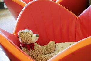 Nahaufnahme Schlaf- und Ruheraum der Kita Württembergallee mit Teddy