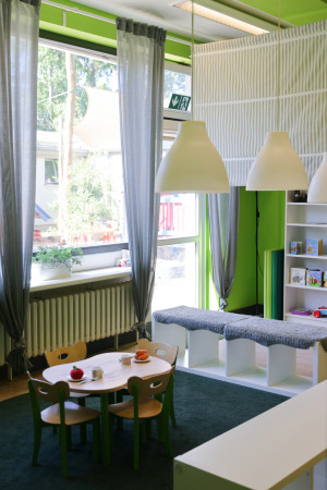 Spielzimmer mit Esstisch in der Kita Württembergallee Berlin