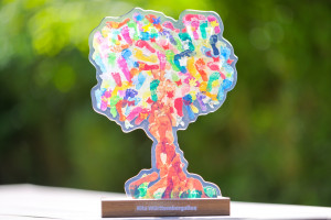 Bunte Baum-Trophäe der Kita Württembergallee