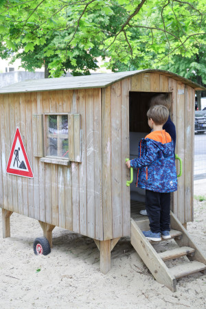 Spielhaus im Sandkasten der Kita Zauberschiff