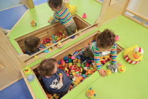 Kinder im Qietscheentenbad der Kita Zauberschiff