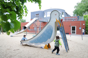 Storchrutsche im großen Sandkasten der Kita Zauberschiff